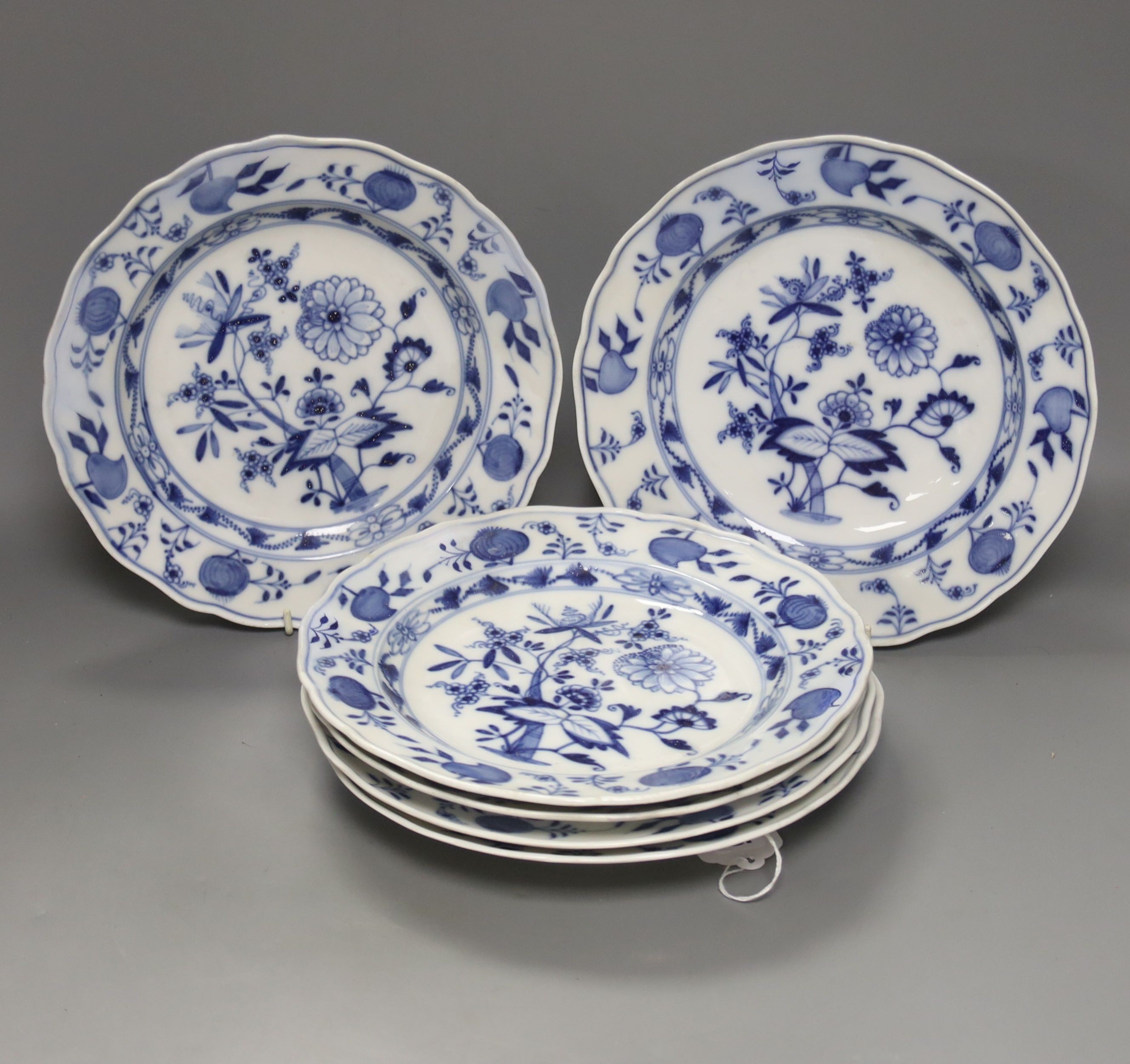 Five Meissen onion pattern dishes, diameter 24.5cm